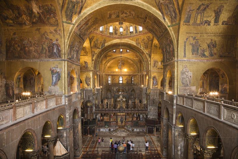 interior da basilica de são marcos